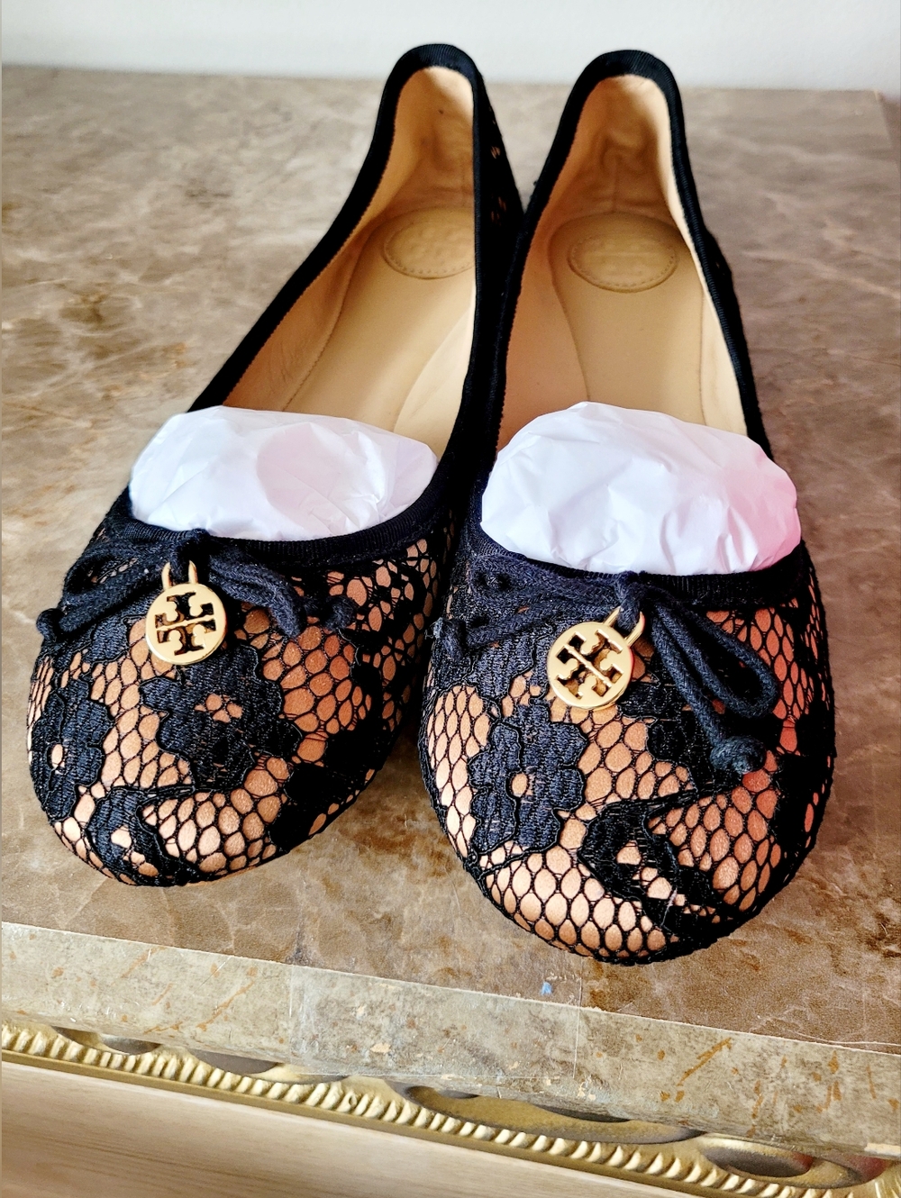 Tory Burch Chelsea Black/Nude Lace Ballet Flats with Gold Logo Charm US 9 NEW - Picture 3 of 16